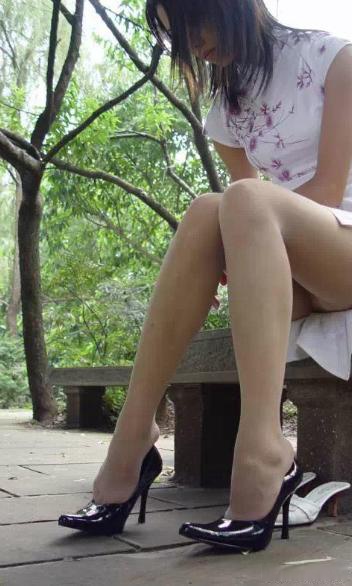 美女脱去衣