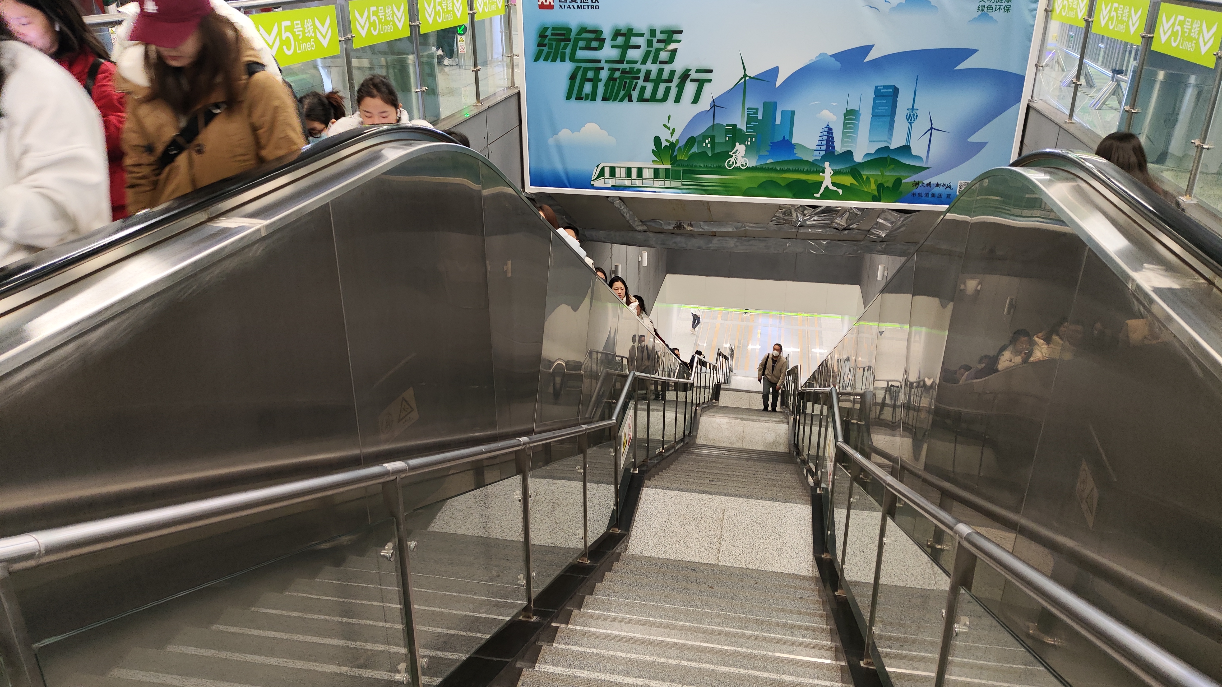 走一层楼梯就顶一下，生活中的小挑战-第2张图片