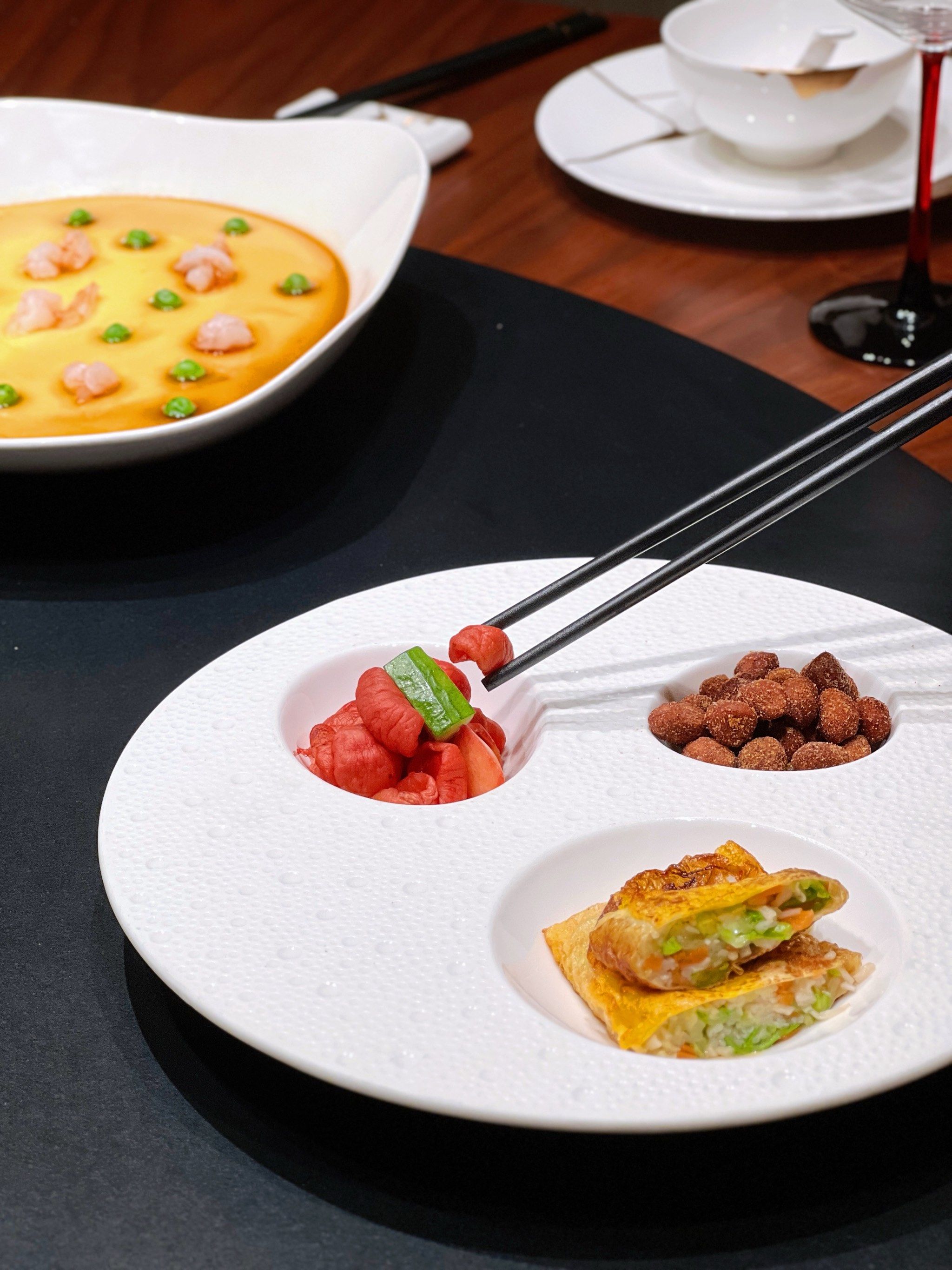 吃着饭就在包间干起来了在线观看吃着饭就在包间干起来了