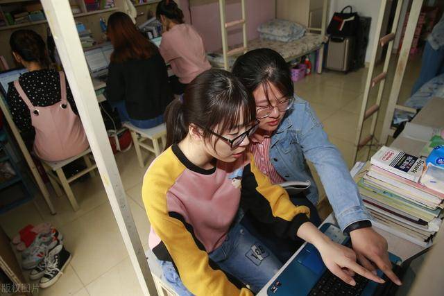 坐在学长上写作业舒服吗小说坐着学长硬硬的上面写作业