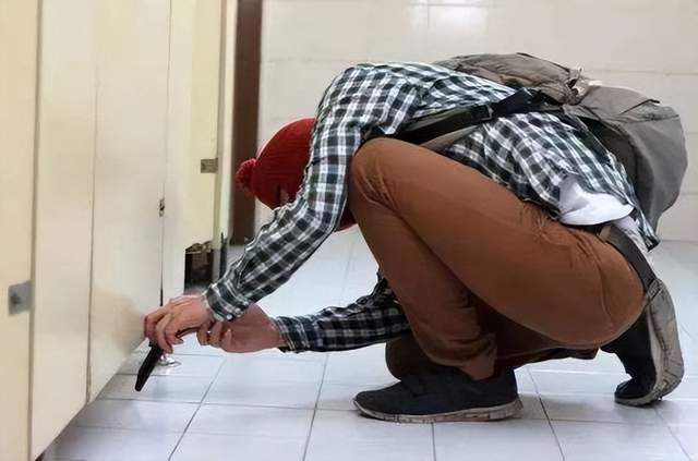 上课被男生摁揉，出水体验-第2张图片