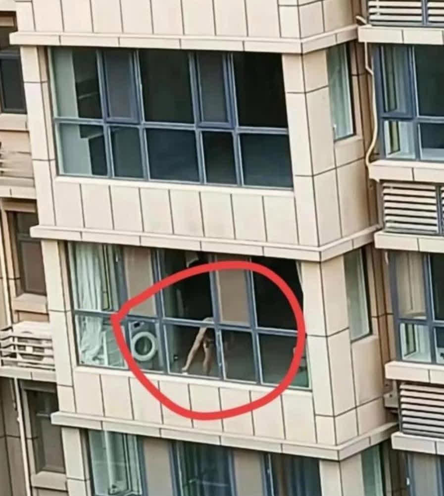 老头趴公厕地上偷窥女生老头偷窥公厕地上女生事件-第3张图片