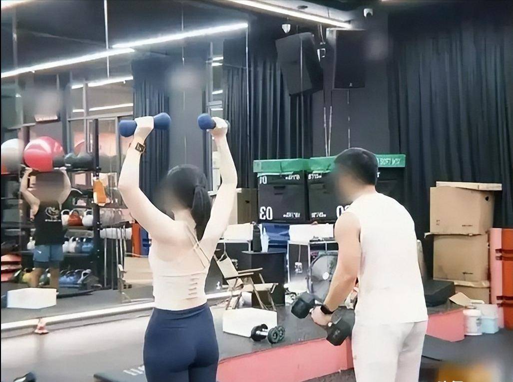 女子车内与健身教练交流-第3张图片