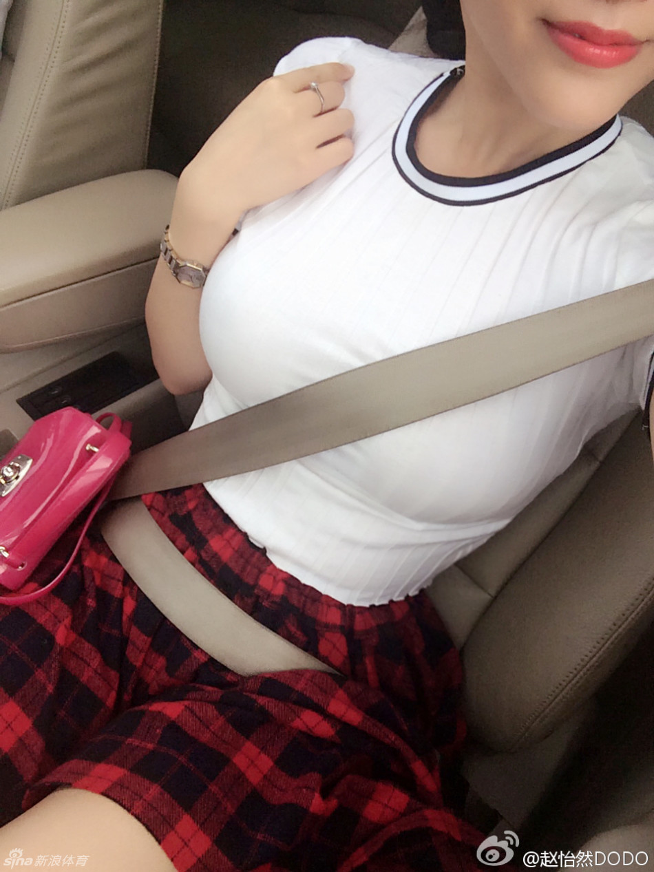女孩直播被疯狂掰腿挤胸事件