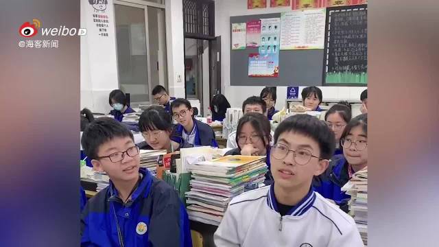 上课忘穿内衣被男同桌摸了一节课-第3张图片
