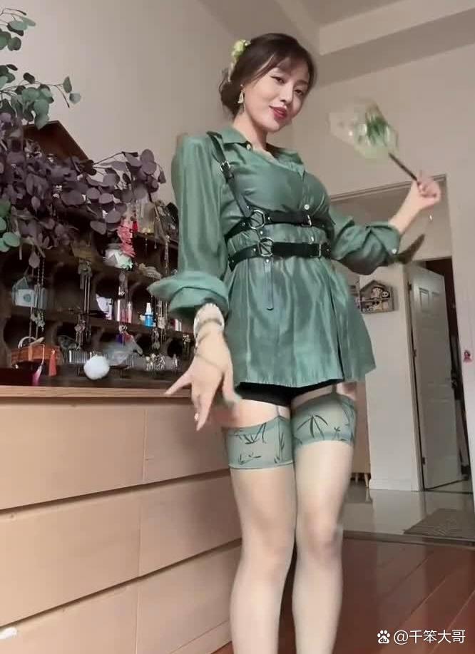 在车子颠簸中进了她身体在颠簸的车轮中，遇见她的身体
