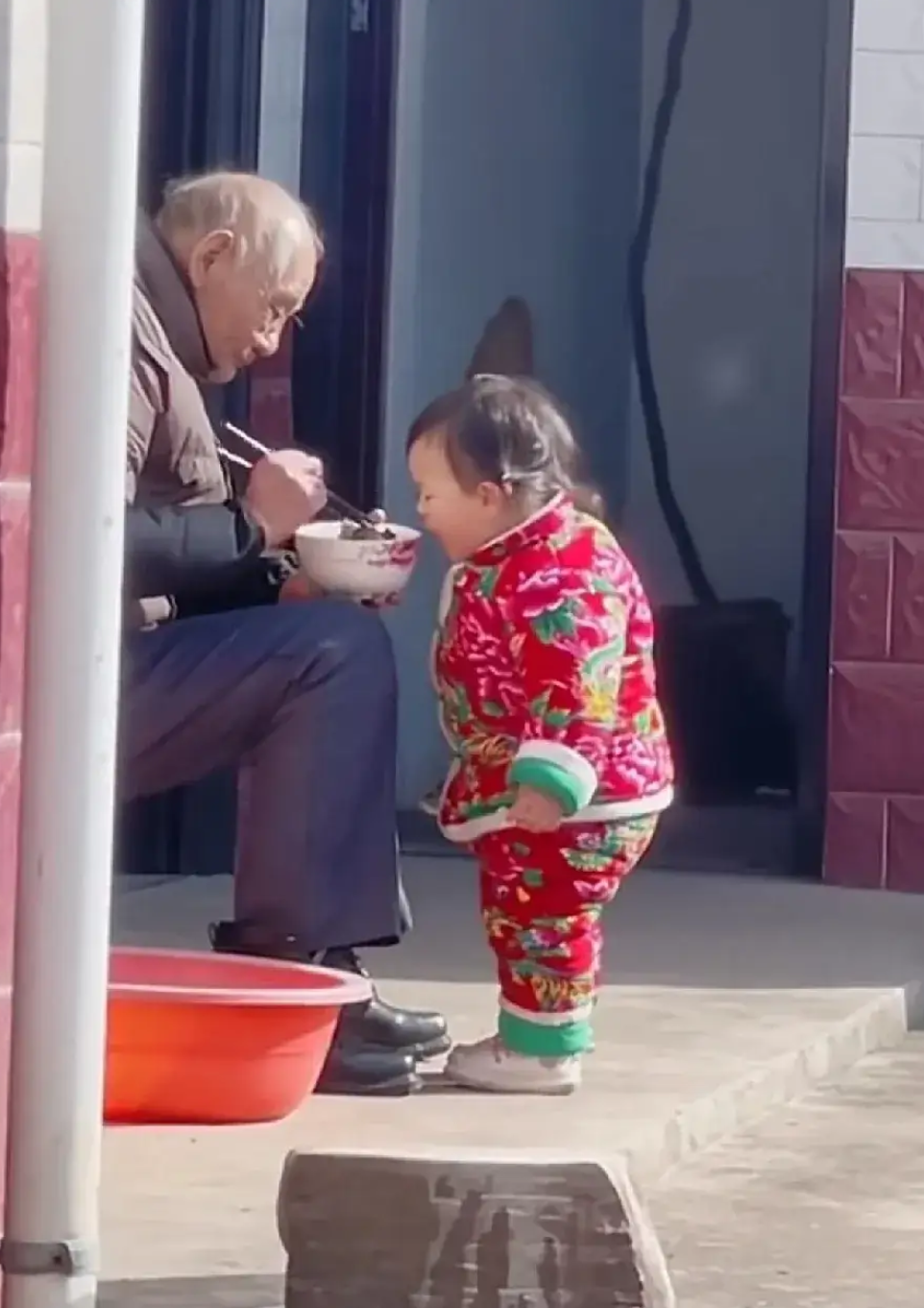 父母儿女共享天伦之乐