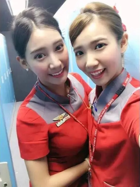 服务生，微笑与专业的使者-第2张图片