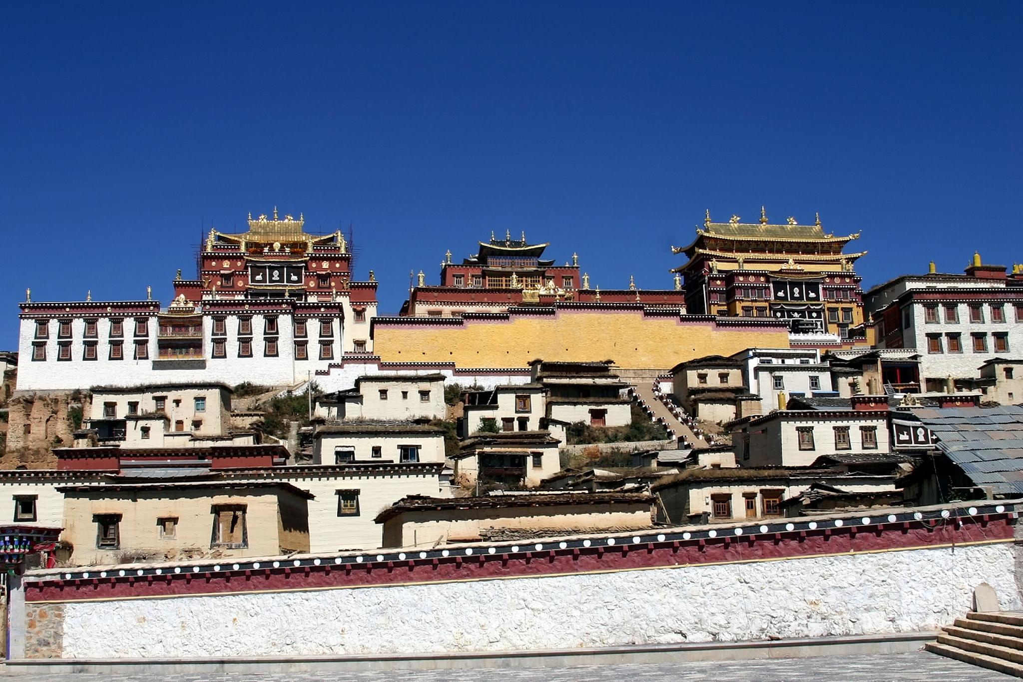 香格里拉在哪里属于哪个市香格里拉位于中国云南省的藏区，是云南省内著名的旅游胜地。香格里拉是一个历史悠久、文化底蕴深厚的地区，拥有得天独厚的自然风光和人文景观。