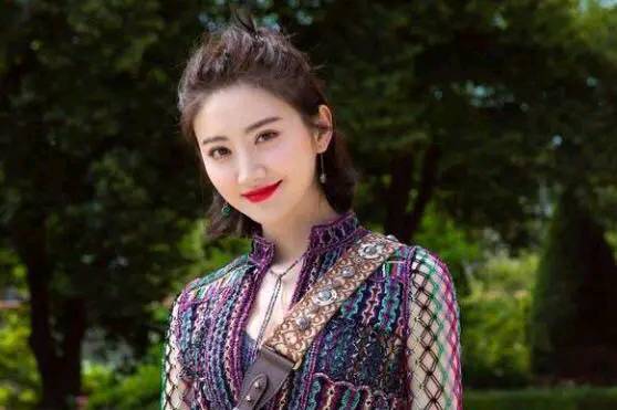 伊莉亚·马泰尔伊莉亚，神秘女子-第1张图片