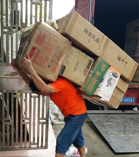 搬家工人当着老公的面洗澡公强我60分钟-第2张图片