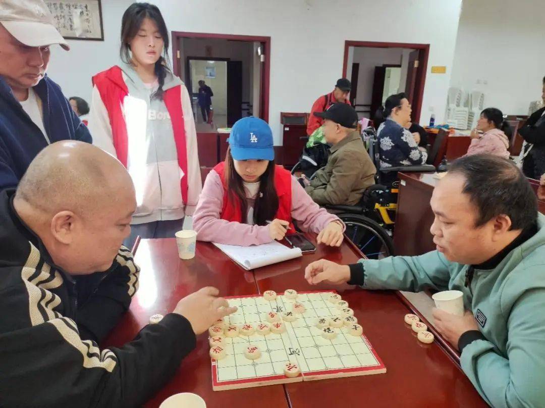 男女之间打扑克，情感与游戏交织的探索