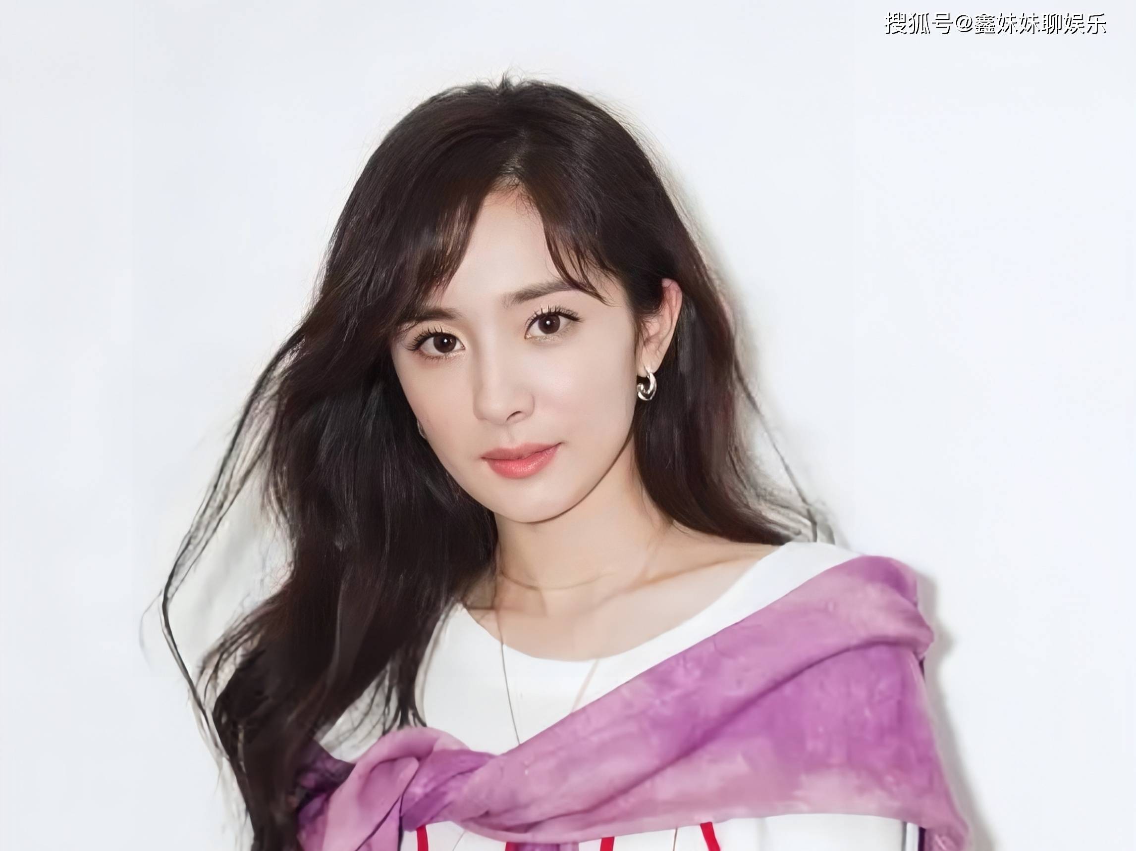 杨幂被挠脚心事件引发热议-第3张图片
