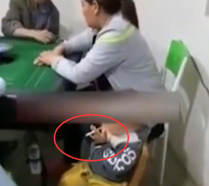 床上躺着打扑克很疼