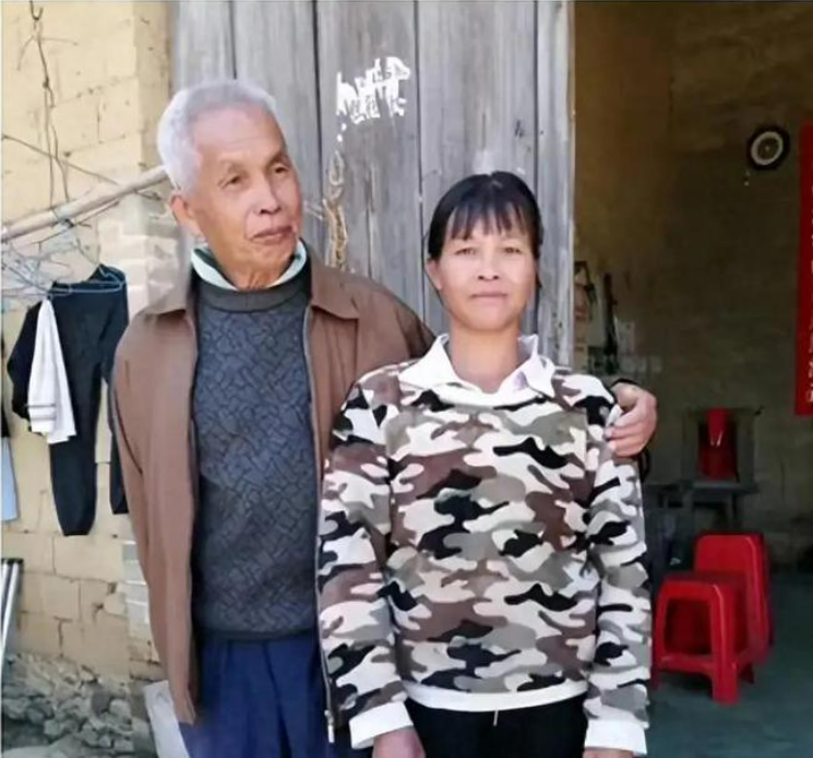 娇妻被两个老头疯狂进出