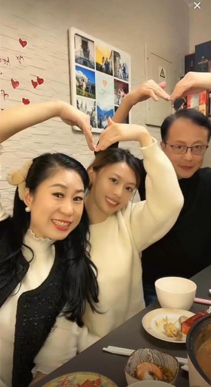 女子和大叔大叔与两女子寻刺激