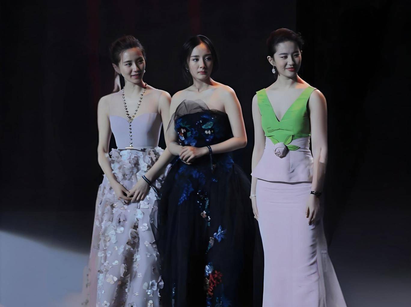 杨幂赵丽颖郑爽刘亦菲视频群飞杨幂赵丽颖郑爽刘亦菲璀璨演艺圈-第3张图片