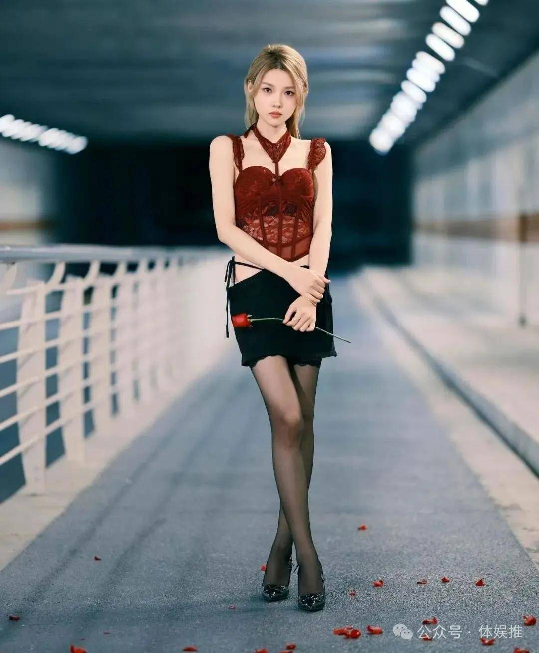 黑丝露内黑丝露内，神秘诱惑的秘密世界