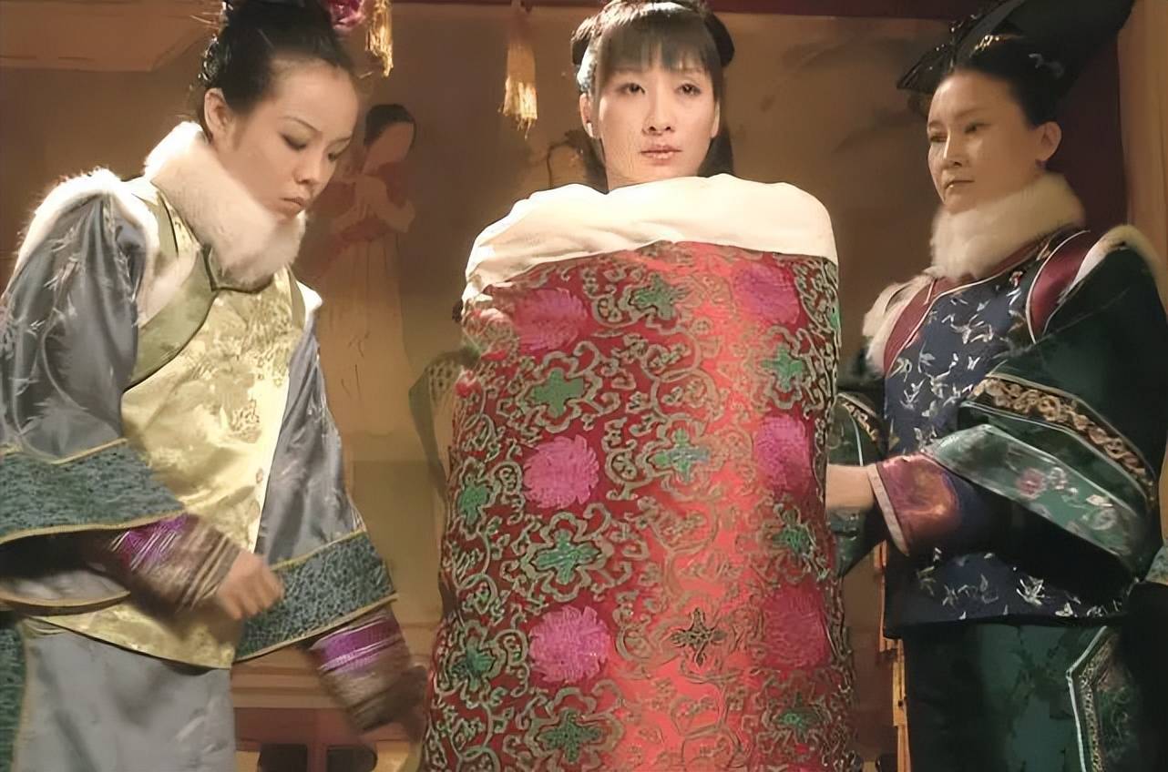 女人喂男人吃奶，情感与责任的交织