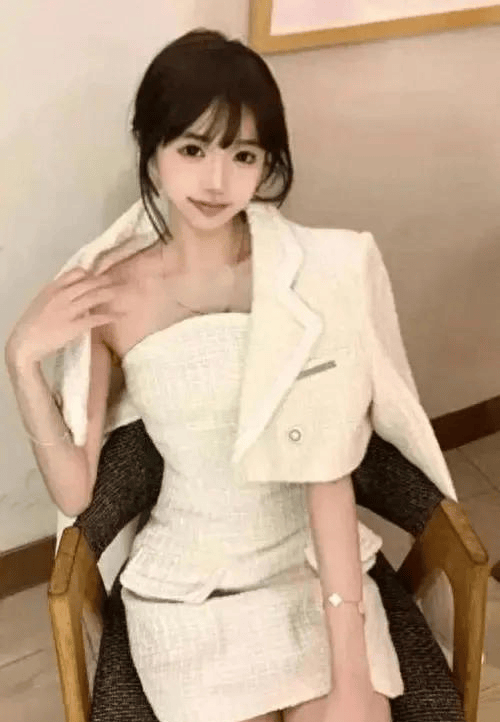 露出胸部的美女露出胸部的美女-第2张图片