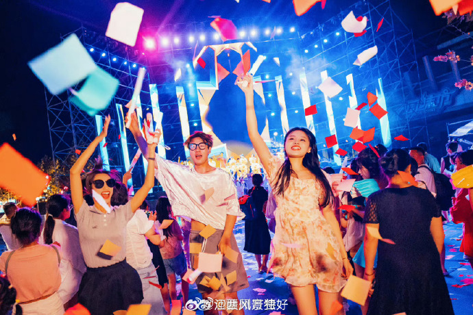 恋夜秀全部列表安桌uc在线观看恋夜秀全部列表，安桌与UC的甜蜜之夜-第1张图片