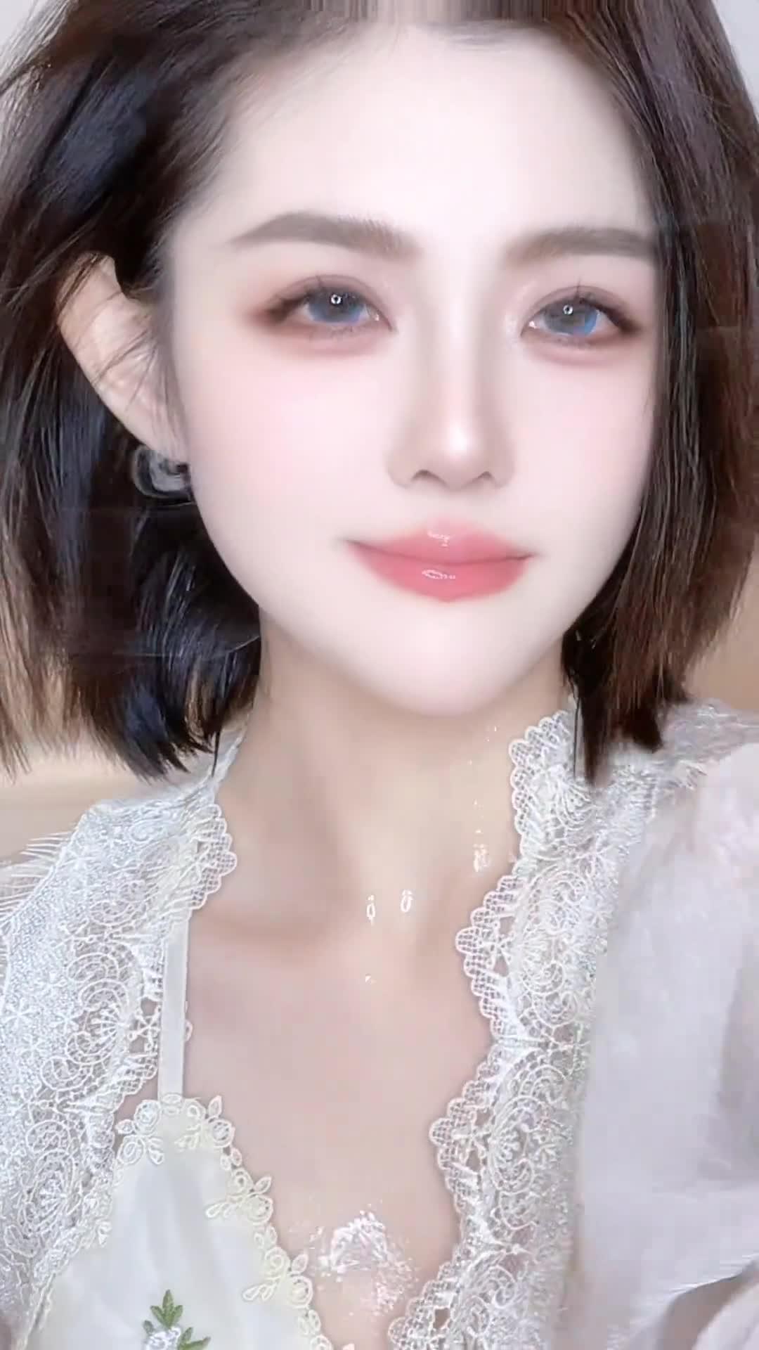 美女漏BB，性感与诱惑的交织