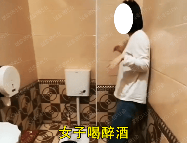 女士大腿叉开图片