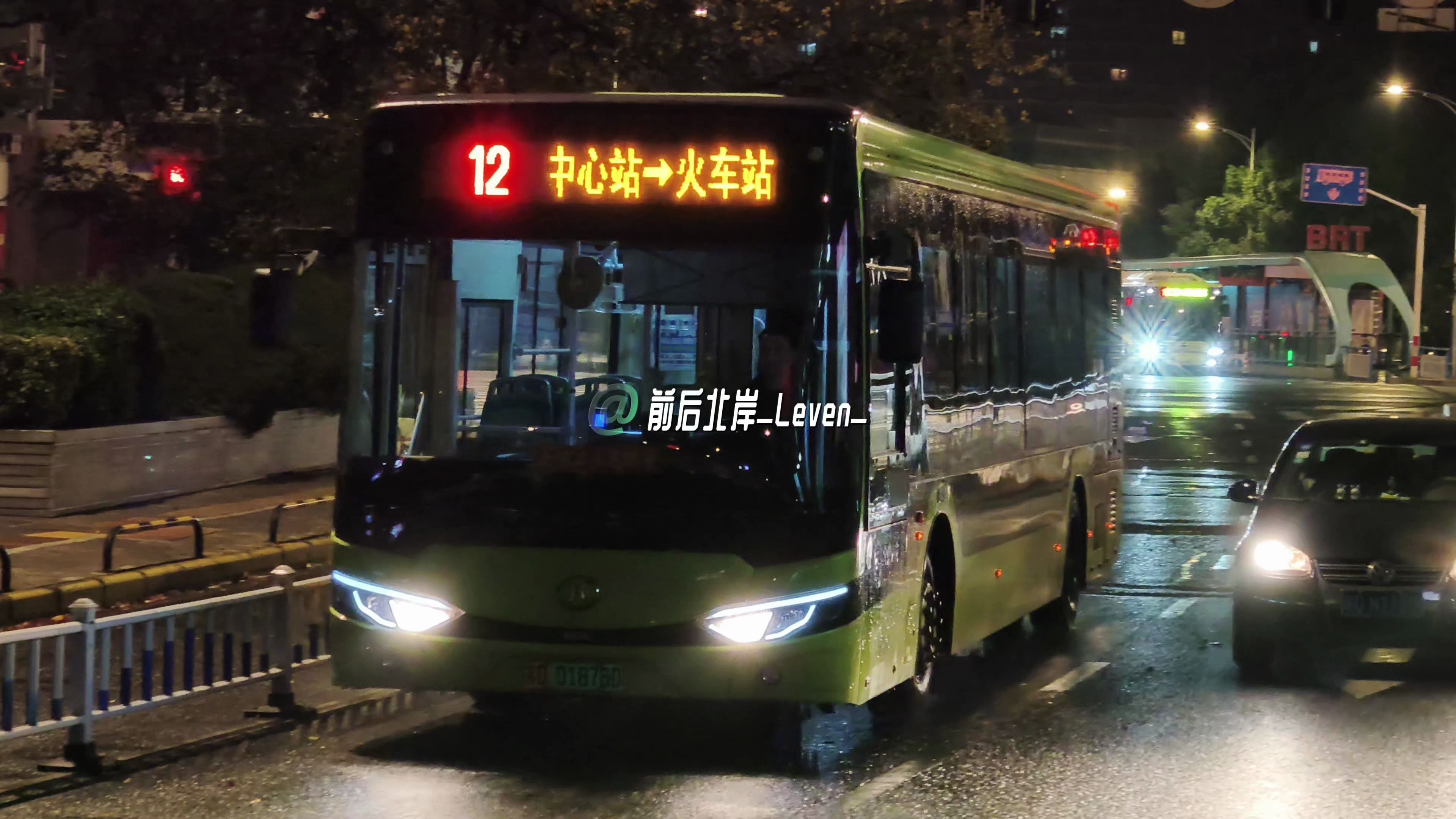 末班车上传递微热的夜晚-第1张图片