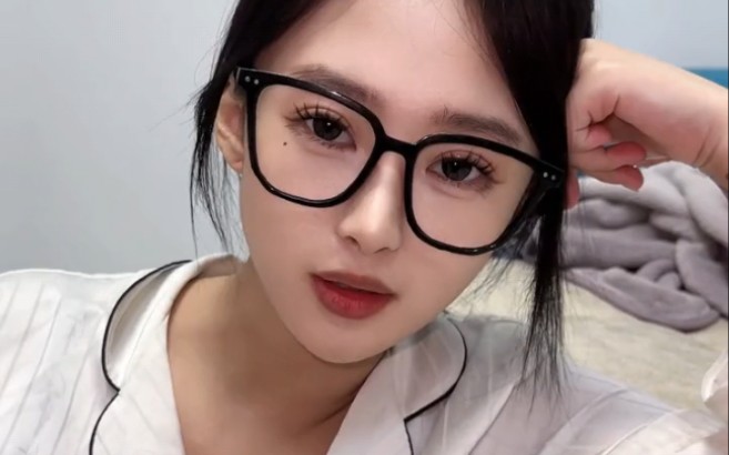 丰满女邻居的深情BD