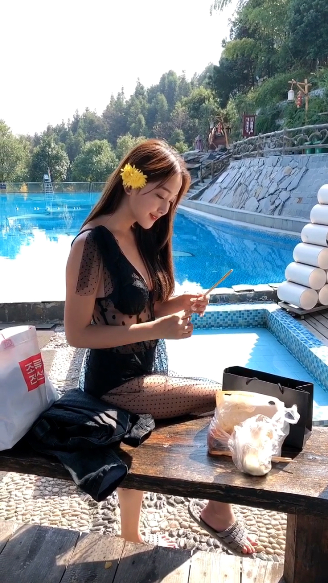 美女脱得一光二净的照片-第1张图片