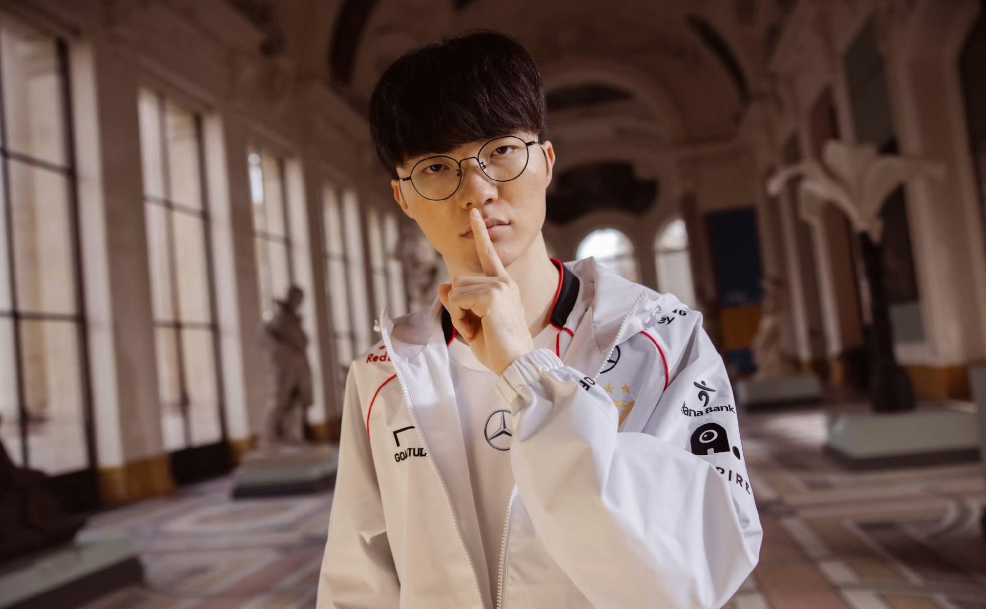 sktt1阿兹尔SKT与T1，电竞传奇的巅峰之战-第1张图片