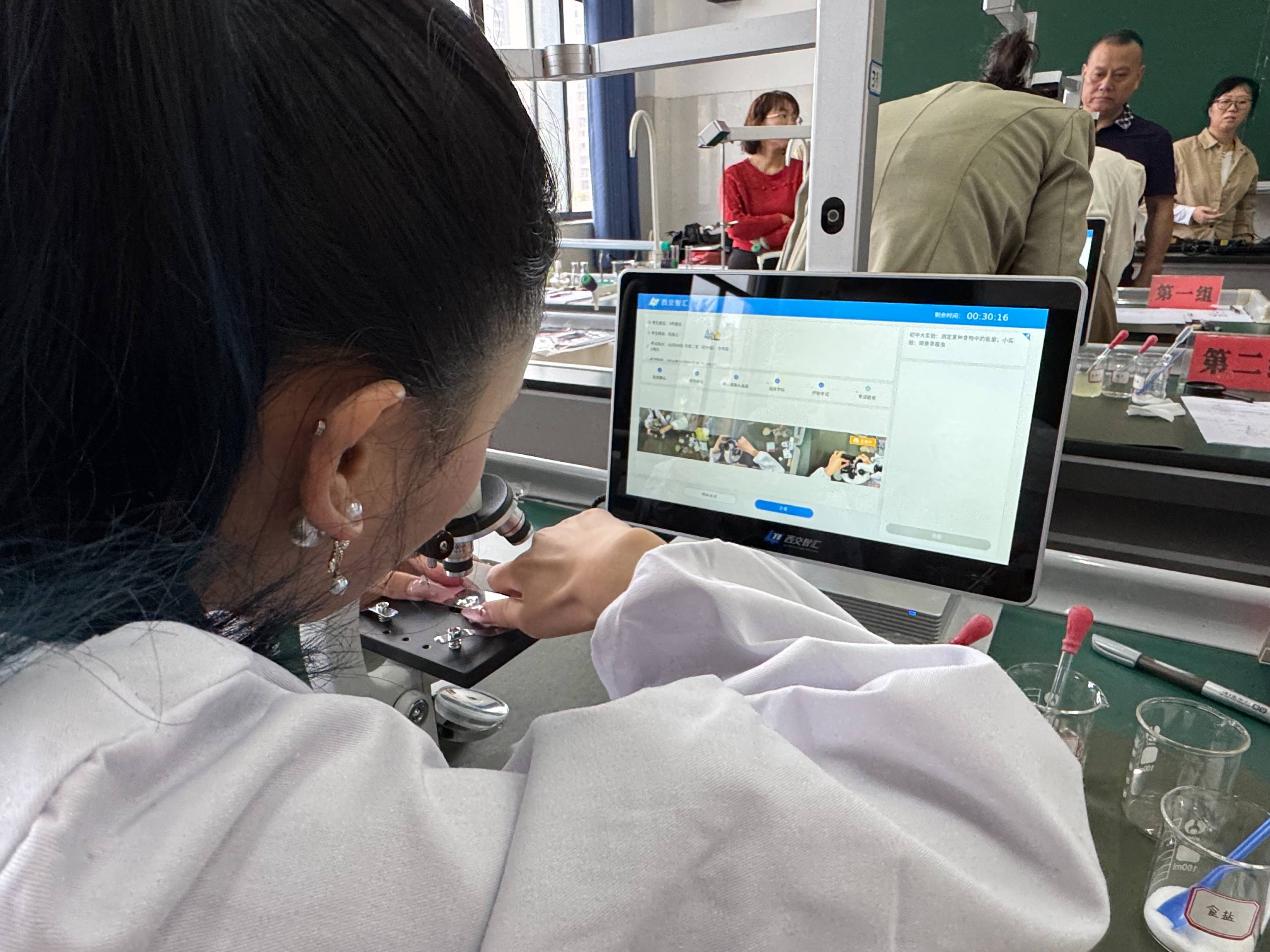 生物课上老师亲自展示-第1张图片