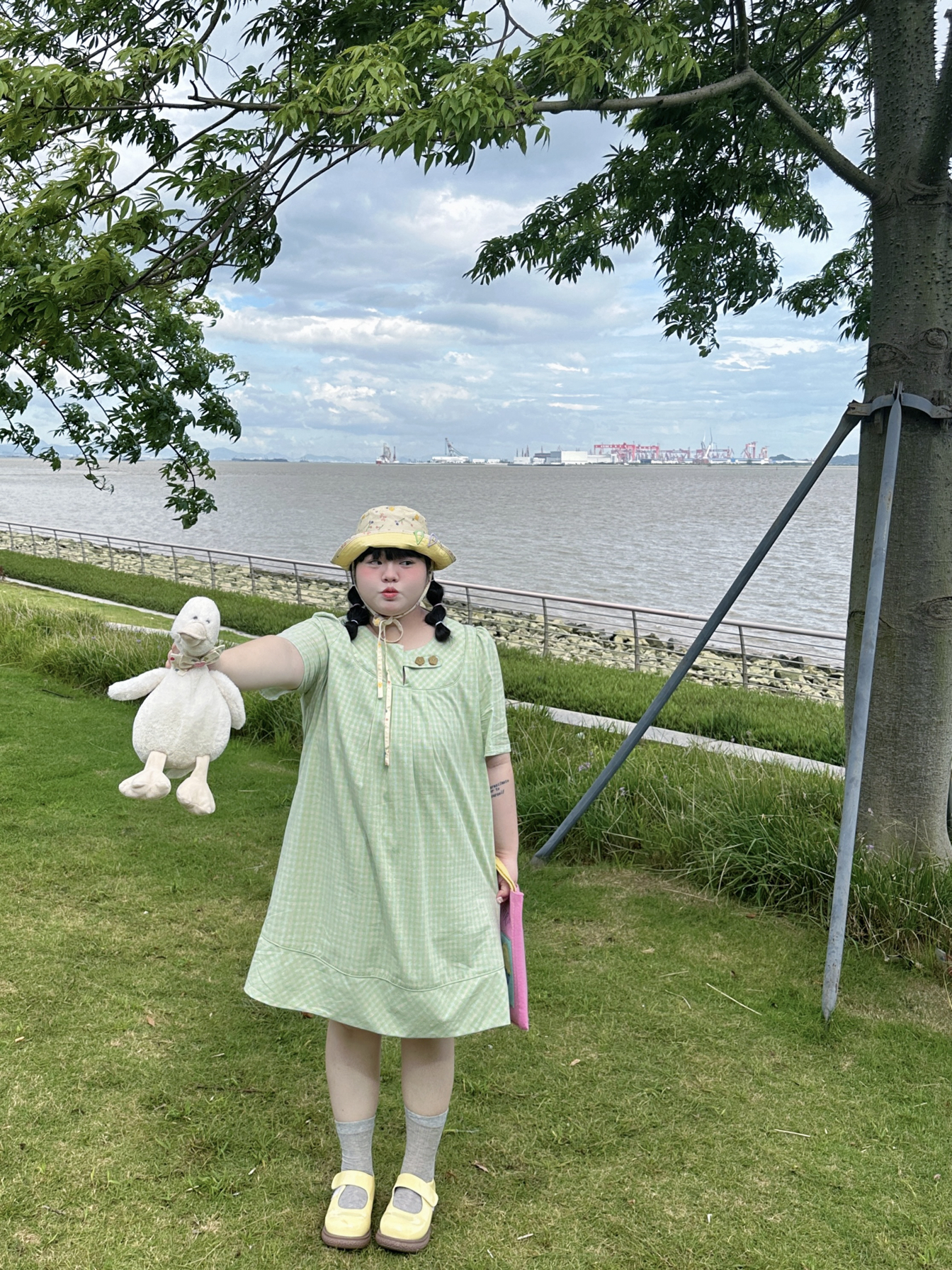 撩裙po绿格子撩裙PO绿格子，时尚与诱惑的完美结合-第2张图片