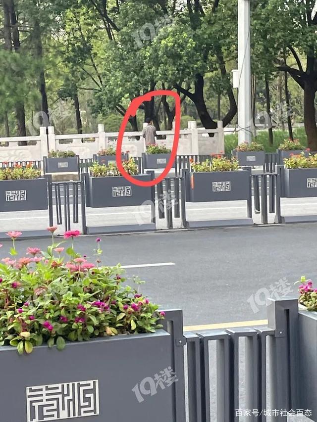 在公厕遭遇JING液泛滥-第3张图片