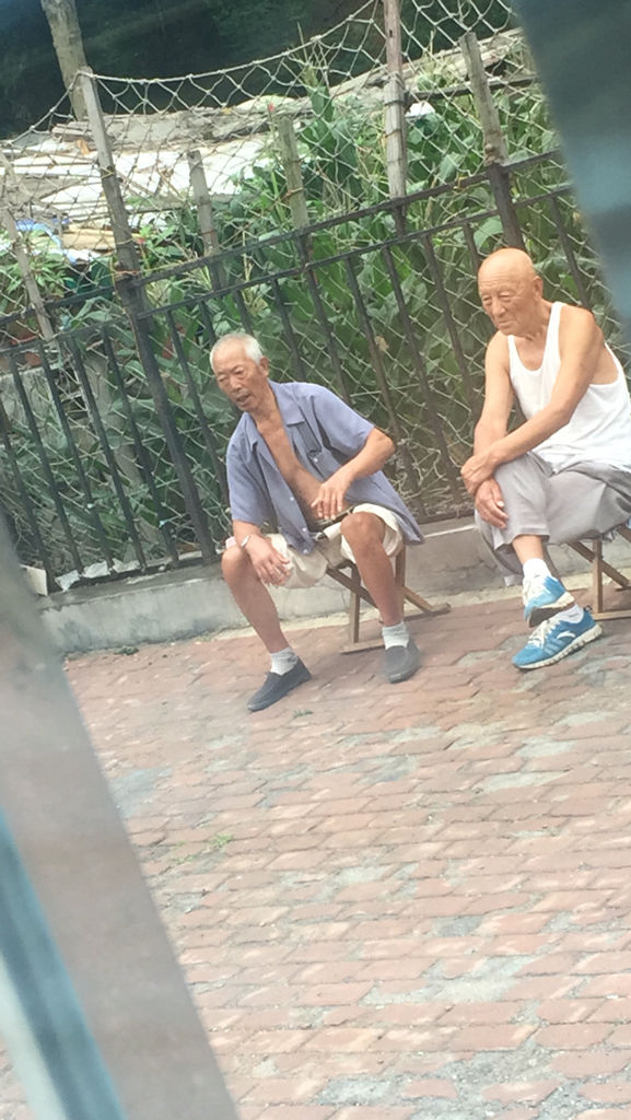 老头天天吃我奶躁动的动图-第2张图片