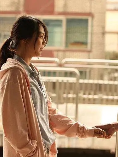 美女搞笑软件美女搞基，情感交织的青春篇章-第1张图片