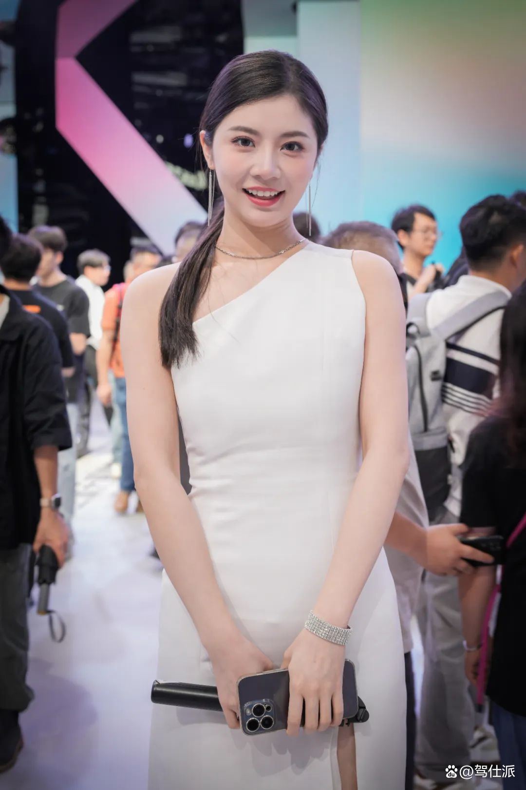 车模琳宝车展嫩模琳琳，时尚与魅力的完美结合