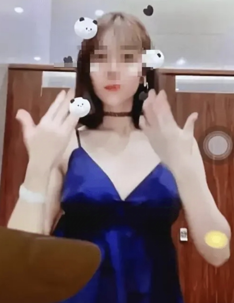 女孩直播被疯狂掰腿挤胸女孩直播被疯狂掰腿挤胸事件-第1张图片