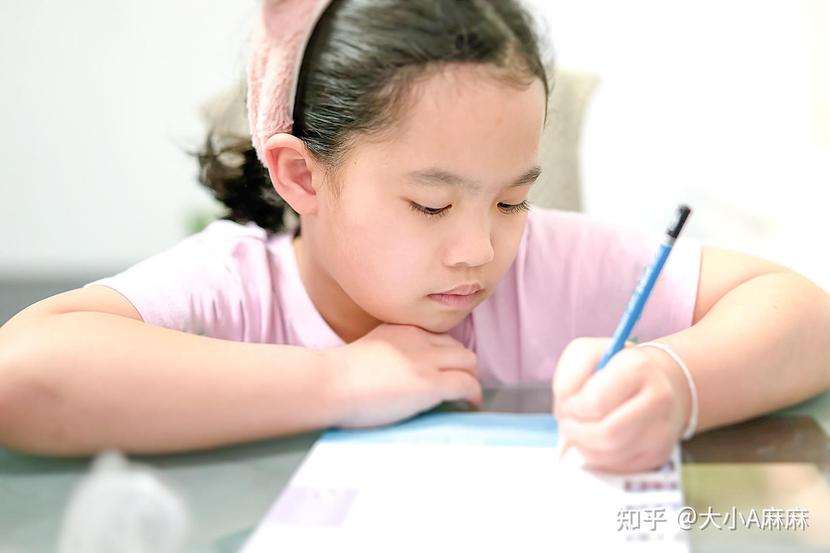 她在写作业她写作业时的身影-第1张图片
