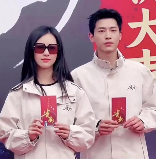 佟丽娅跟了哪个领导，成为人们热议的话题。这个词组在当今社会，尤其是在娱乐圈中，常常被用来描述明星之间的某种关系。然而，这个词的具体含义和背景却鲜为人知。-第1张图片