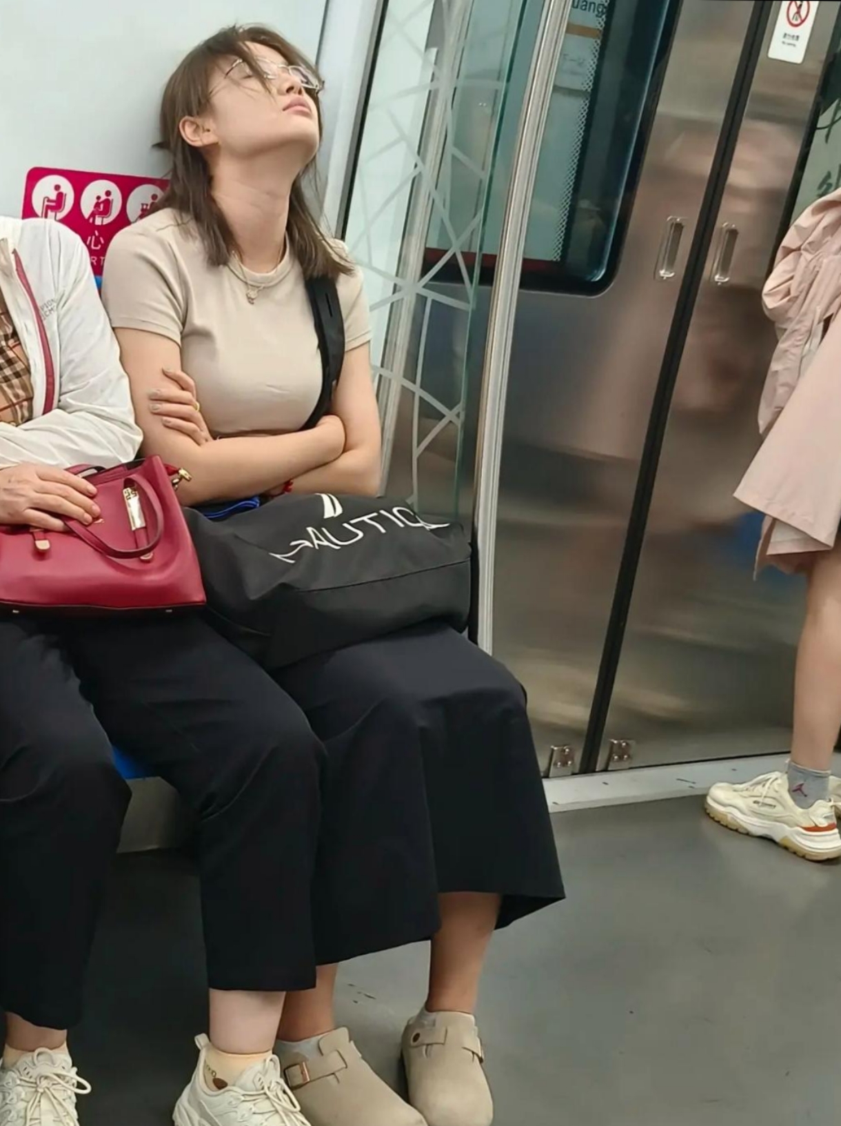 在地铁被做到走不了路在地铁中被困走不了路-第2张图片