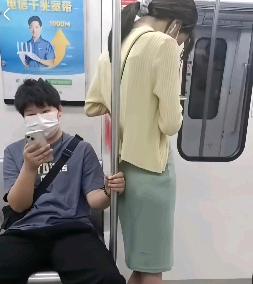 在地铁被做到走不了路在地铁中被困走不了路-第1张图片