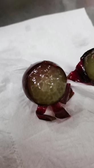 一边吃着葡萄一边扒开小括号一边吃着葡萄，一边扒开小括号-第1张图片