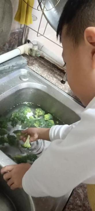 老赵抱着月月在厨房做欧美视频老赵抱着月月在厨房做欧美视频-第2张图片