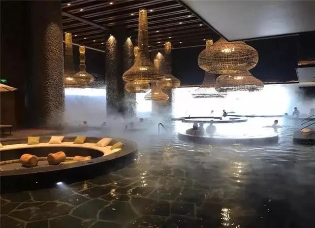 女澡堂里的男搓澡工，传统与现代的交织-第1张图片