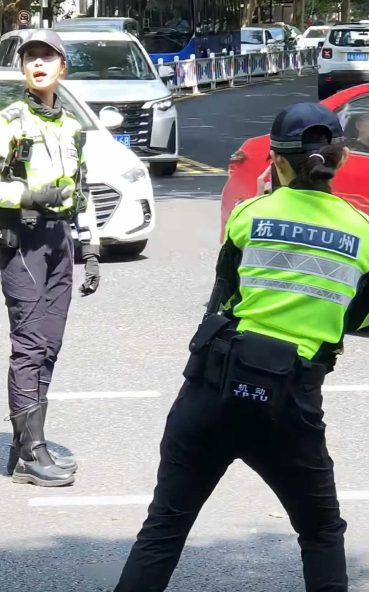 强行挺进警花紧窄娇嫩强行挺进警花紧窄娇嫩-第2张图片
