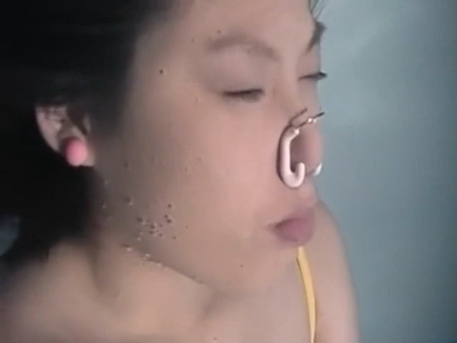 用注射器打水放屁眼里视频女主人用注射器打水，眼中的世界