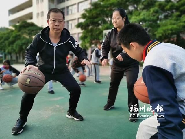 体育课叶渺渺的小说叶渺渺与体育老师的一节课-第3张图片
