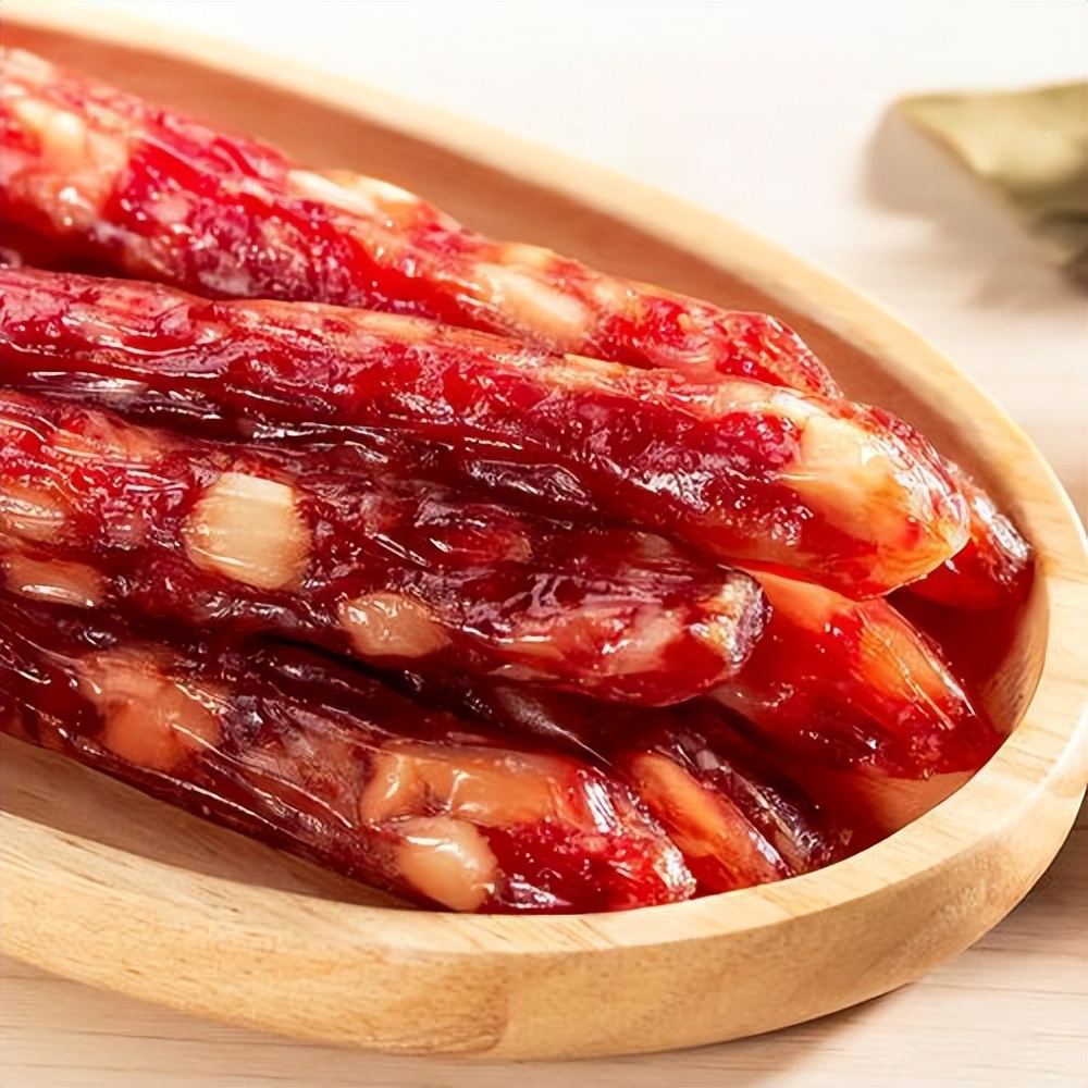 香肠是什么意思英语翻译大香肠是一种具有独特风味和烹饪技巧的特色食品，通常指的是制作工艺精湛、口感丰富、外观诱人的香肠制品。它是一种深受人们喜爱的传统美食，具有悠久的历史和文化背景。-第2张图片