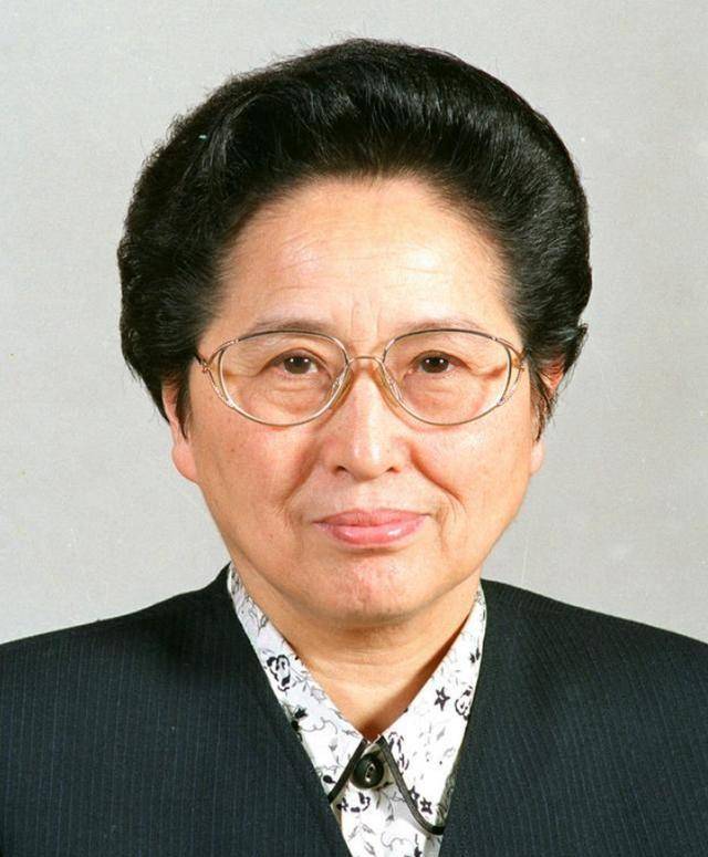 靠近女市长-第1张图片